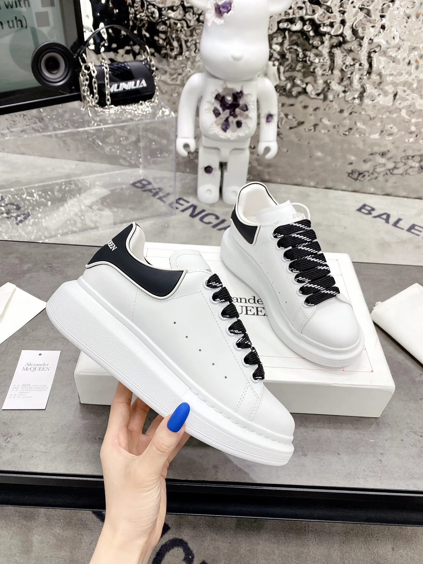 👟👟Ex-factory price 480👟👟 Women's shoe factory McQueen's latest original version developed this year will definitely bring you the most cost-effective ALEXANDER MCQUEEN classic in the market. If you don't have the confidence to improve the quality, there is really no need to put it on the table🔙.  Purchased original version from HK counter, various demolitions.  All kinds of open touch💥All kinds of K are welcome.  (Anyone who has the original version at the stall is welcome🆚) The thick sole perfectly increases the elongated visual effect. The most perfect proportion of the shoe body is this last shape. The logo font on the rear tail is printed in small fonts. The foot logo is made of genuine leather air-pressed and colorless process. We will always update the color according to the counter. 🔘Upper: Genuine customized silk cowhide 🔘Inner: original water-dyed sheep leather 🔘Sole: exclusive molding TU➕U vacuum 🔘Shoe tail: Thermal transfer printing technology 🔘Size for women: 34-41 for men: 38-46